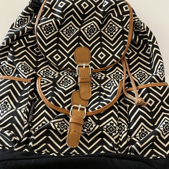 NWOT Emma & Chloe Black White Aztec Cotton Print Cinch & Magnetic Clasp Backpack - Picture 3 of 16